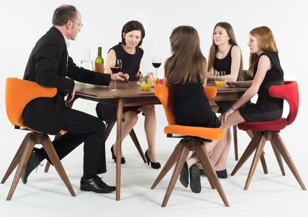 Freisitz Gruppe am Tisch